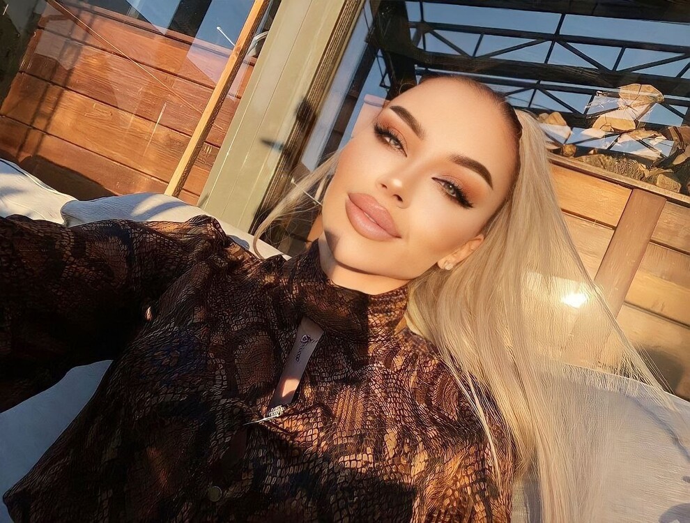 Julia international dating paris