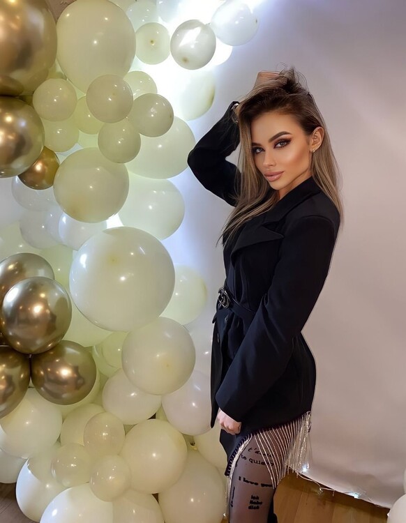 Julia international dating paris