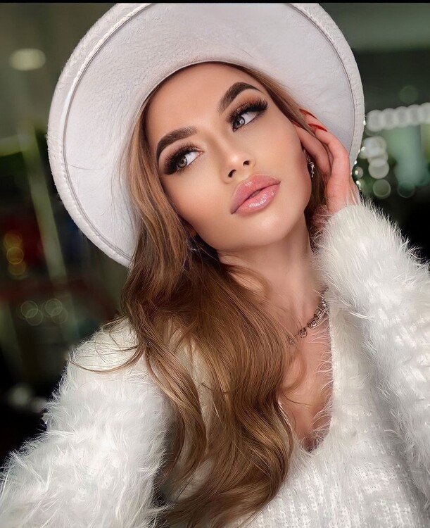 Julia international dating paris