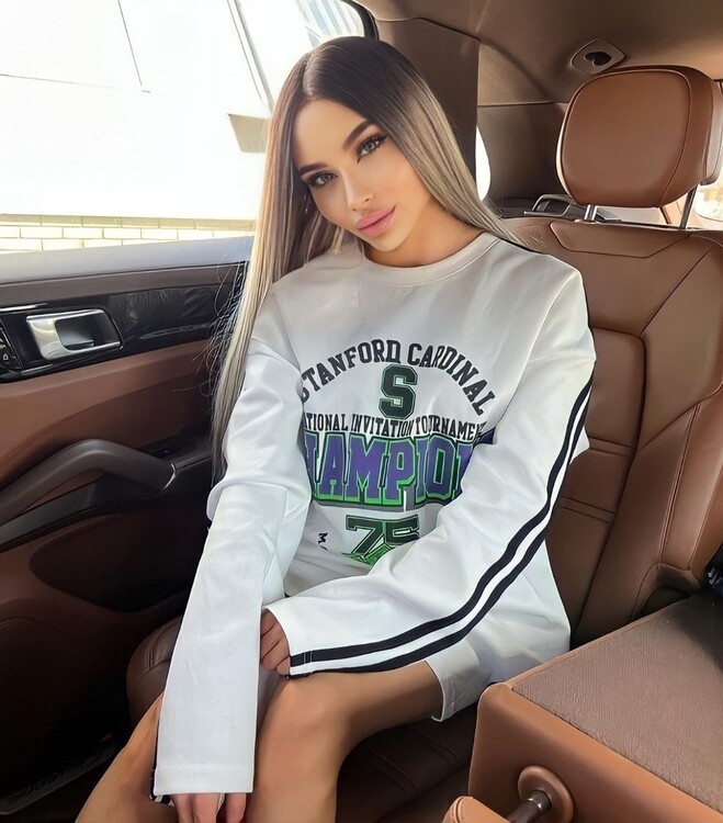 Julia international dating paris